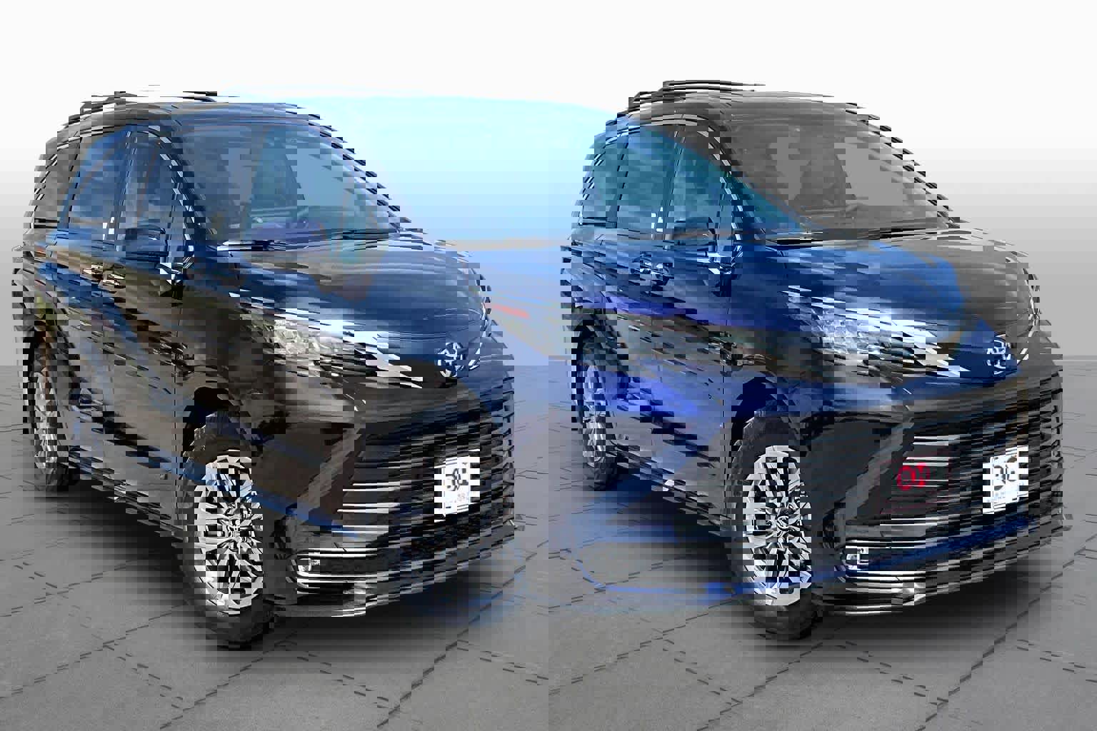 Used 2026 Toyota Sienna XLE image 3