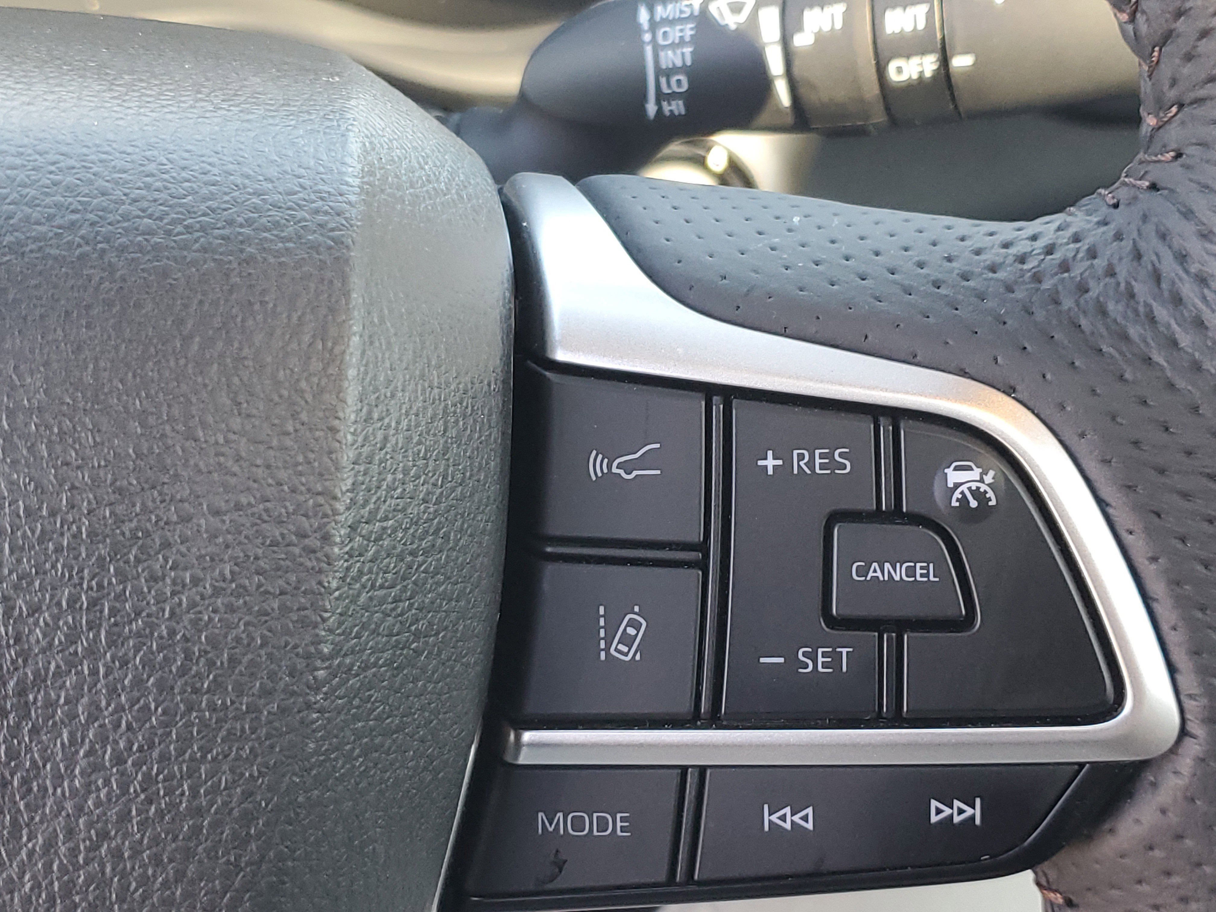 Used 2025 Toyota Sienna Limited image 24