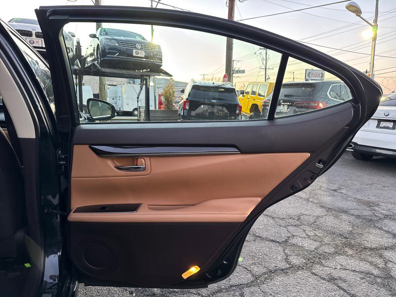 Used 2018 Lexus ES 350 w/ Navigation System Package image 15