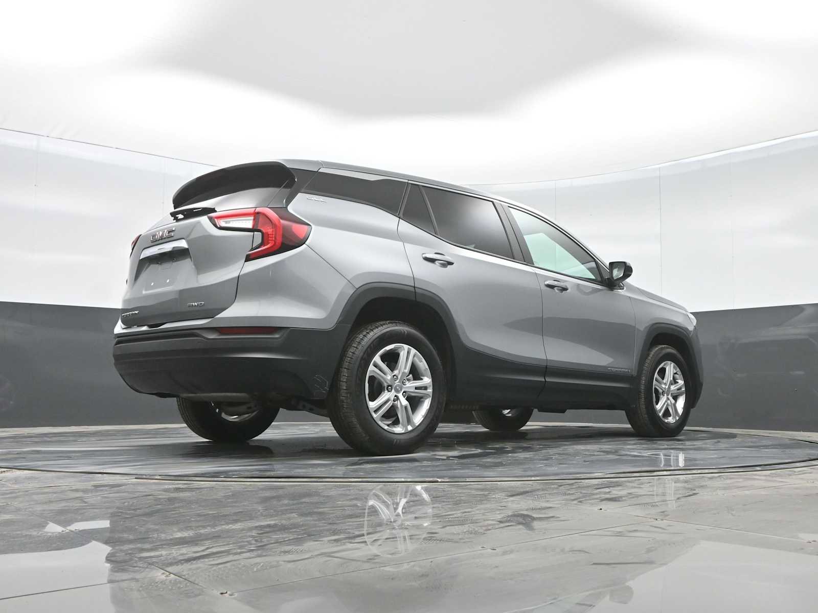 Used 2024 GMC Terrain SLE image 27