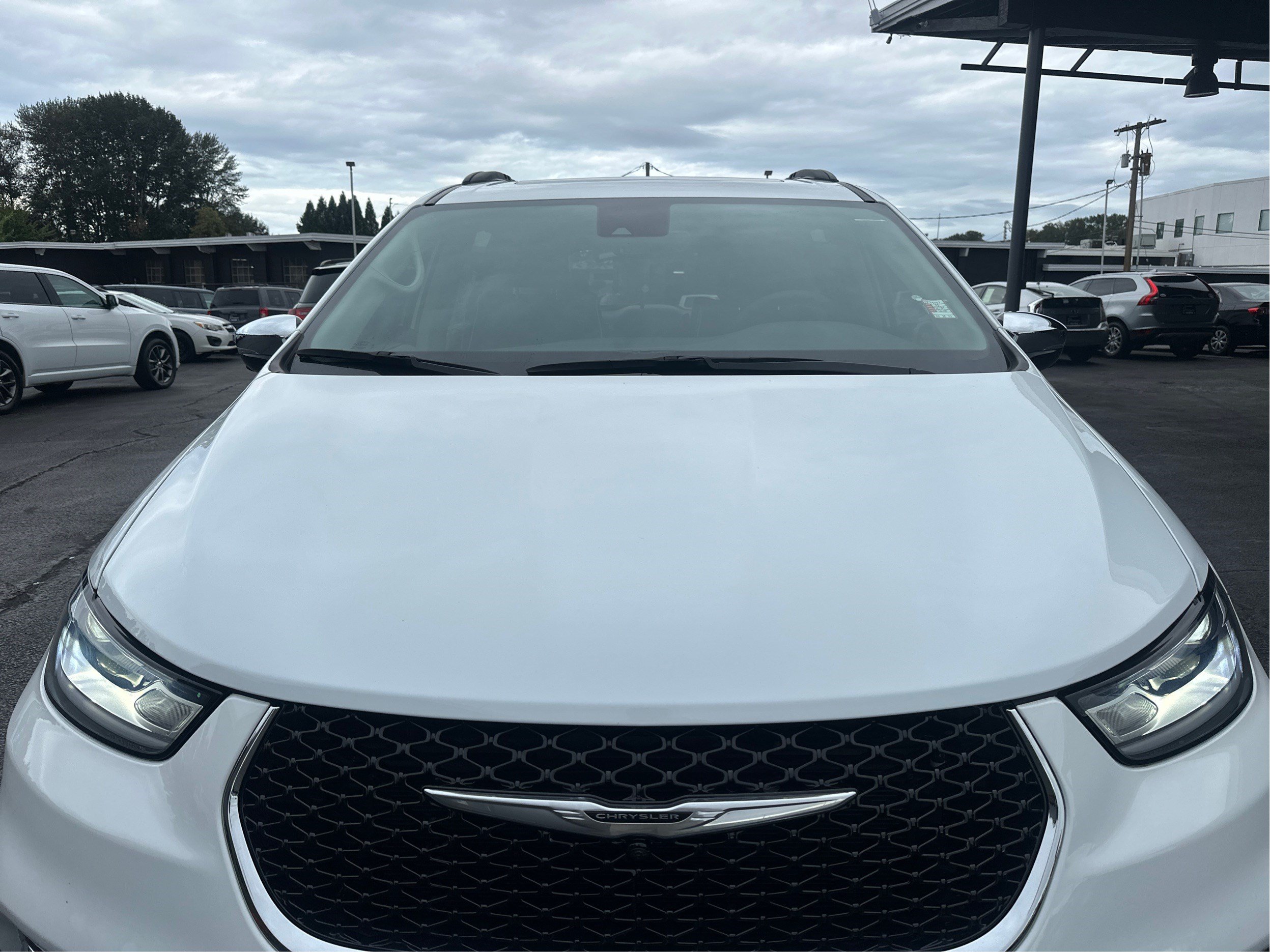Used 2023 Chrysler Pacifica Limited w/ Uconnect Theater Family Group FWD image 25