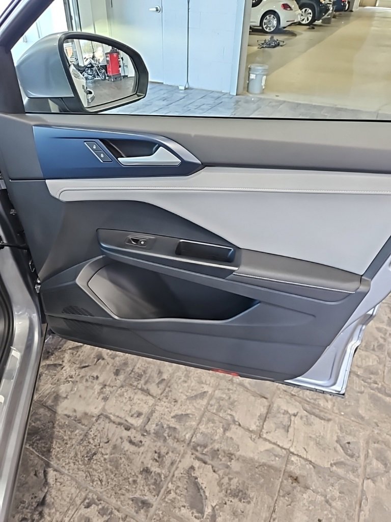 Used 2024 Volkswagen Taos SE image 11