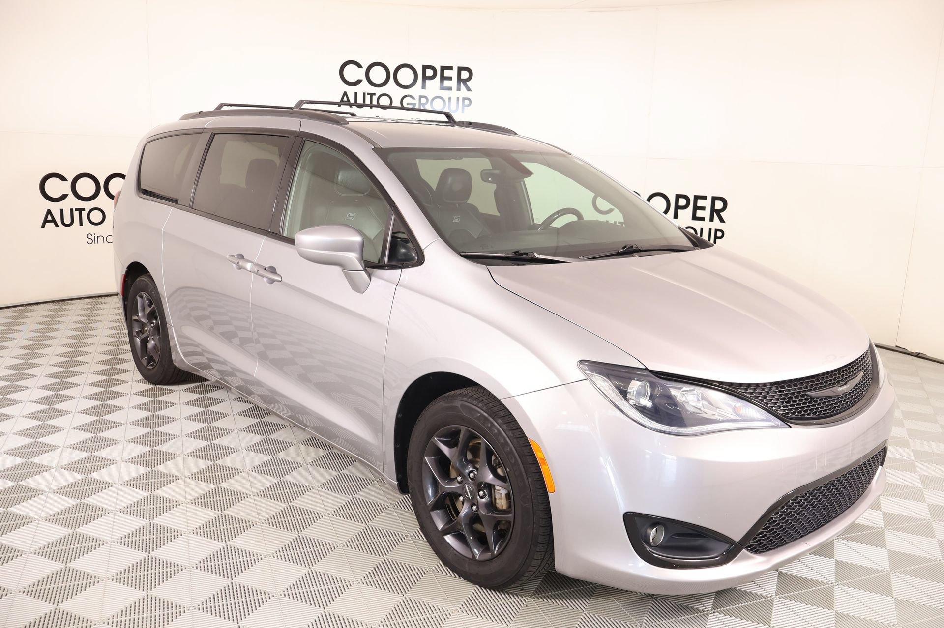 Used 2018 Chrysler Pacifica Touring-L Plus w/ S Appearance Package FWD image 1