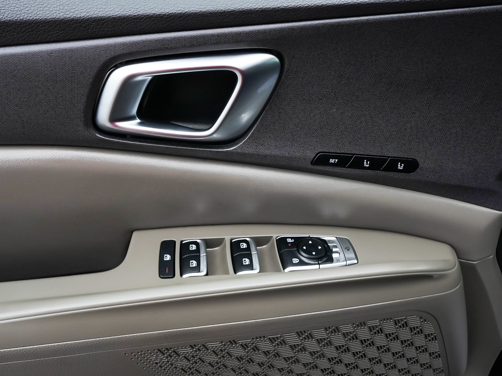 Used 2025 Kia Carnival EX FWD image 12