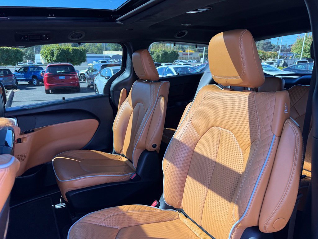 Used 2023 Chrysler Pacifica Pinnacle FWD image 30