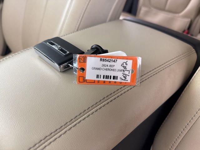 Used 2024 Jeep Grand Cherokee Limited w/ Luxury Tech Group II image 33