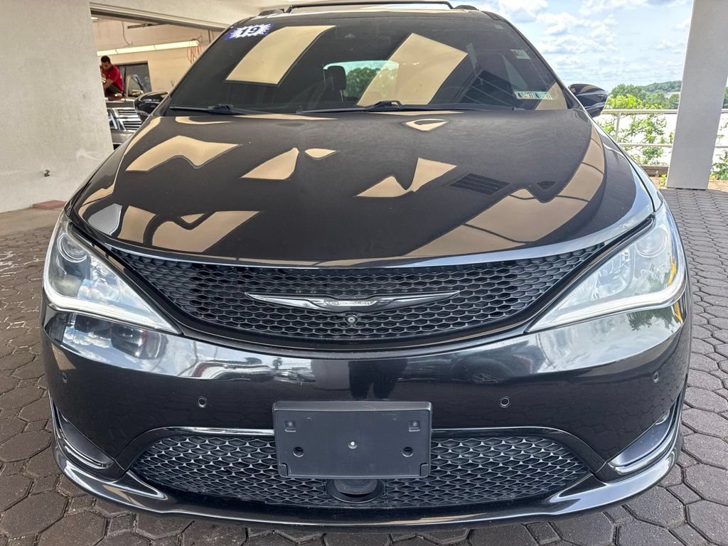 Used 2019 Chrysler Pacifica Limited w/ Advanced Safetytec Group FWD image 2