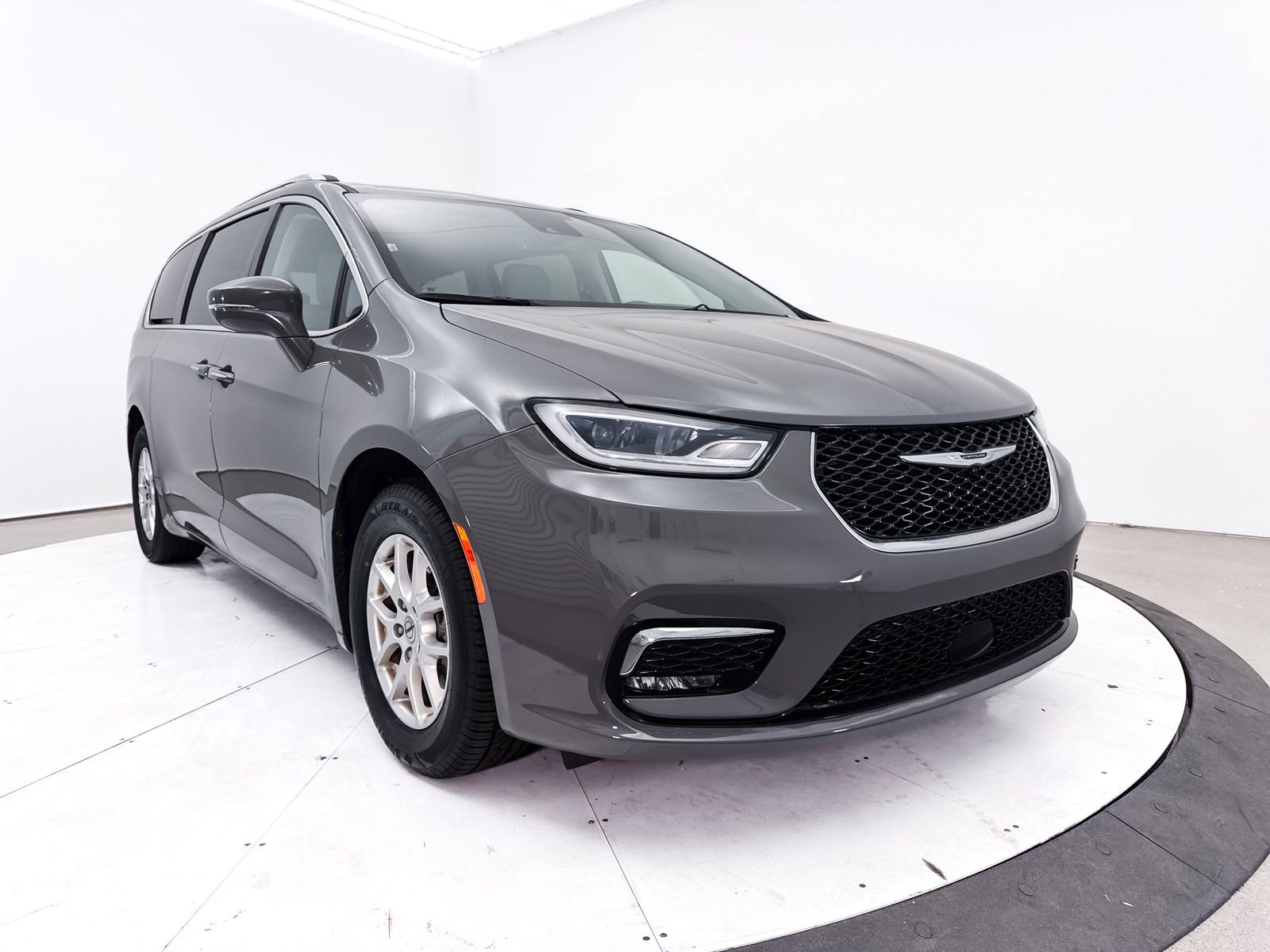 Used 2021 Chrysler Pacifica Touring-L FWD image 11