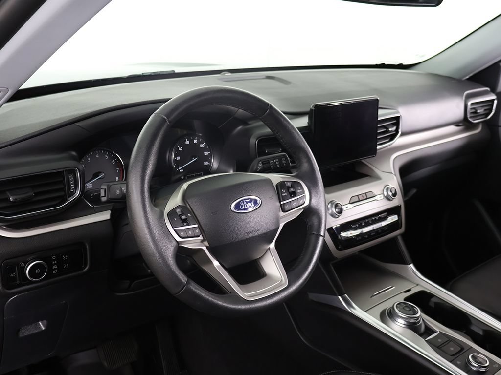 Used 2024 Ford Explorer XLT w/ Equipment Group 202A AWD/4WD image 28