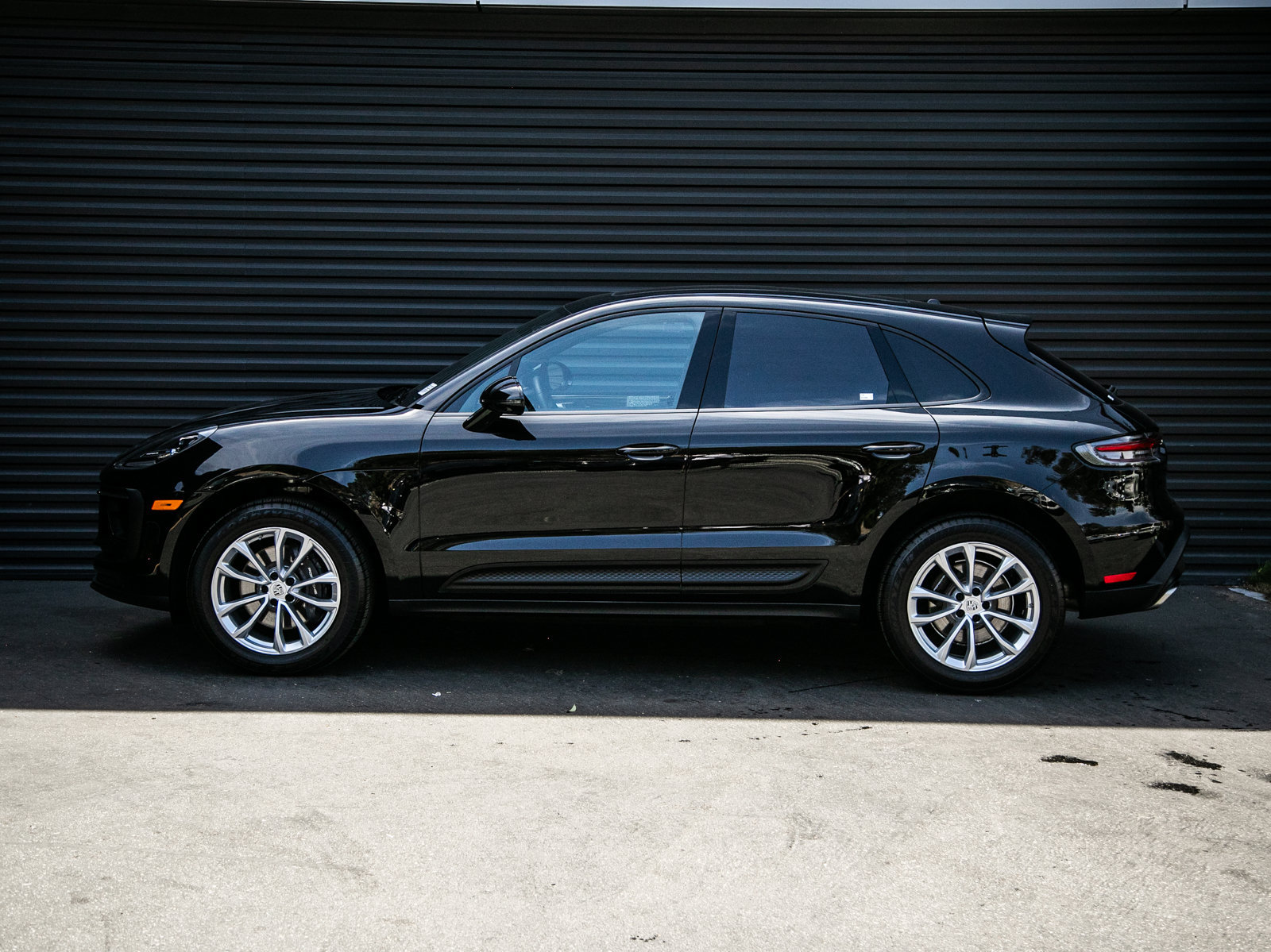 Certified 2026 Porsche Macan AWD/4WD image 2