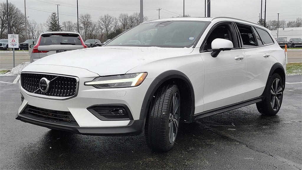 Certified 2025 Volvo V60 B5 Cross Country Plus image 6