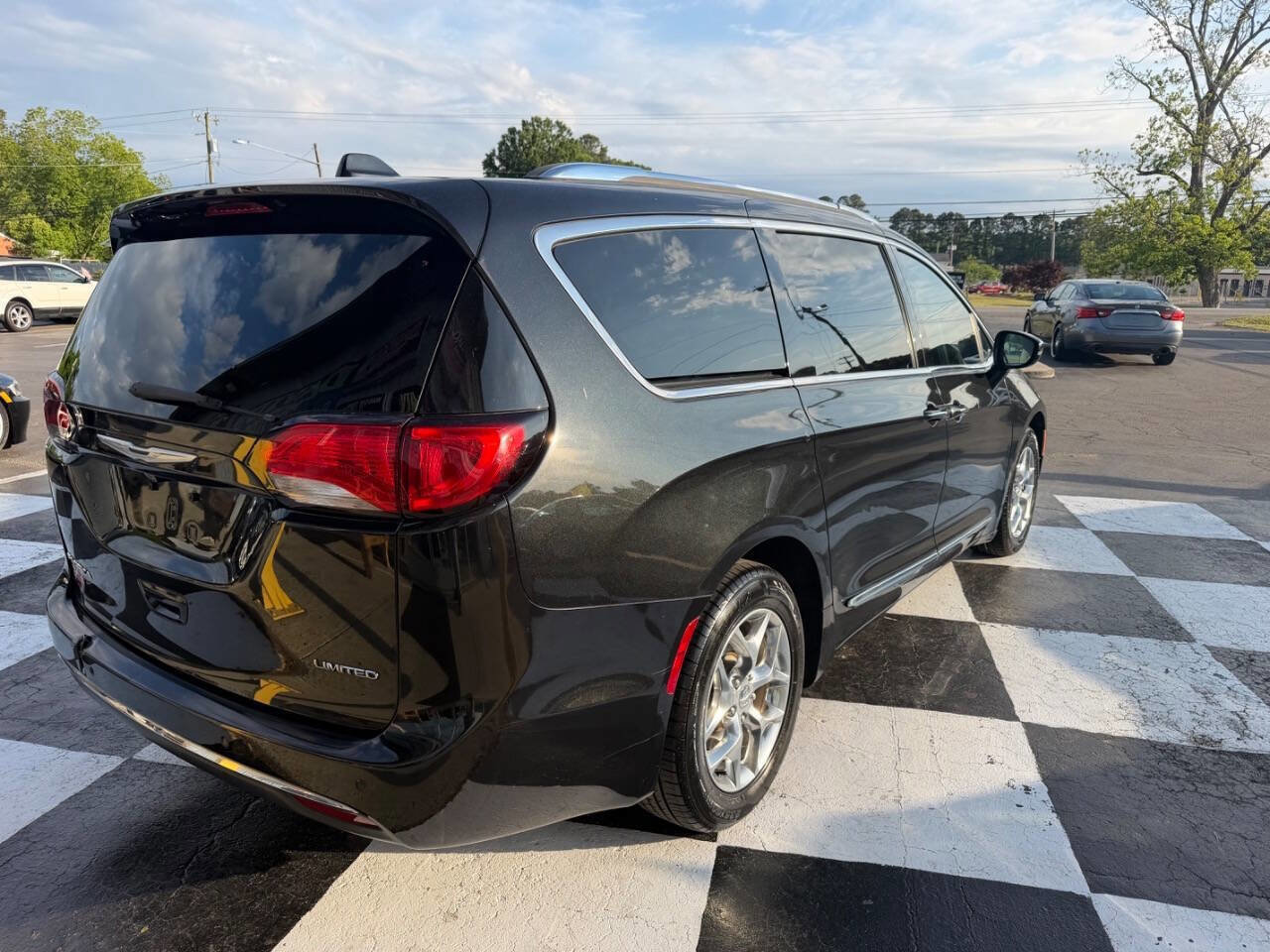 Used 2017 Chrysler Pacifica Limited FWD image 6