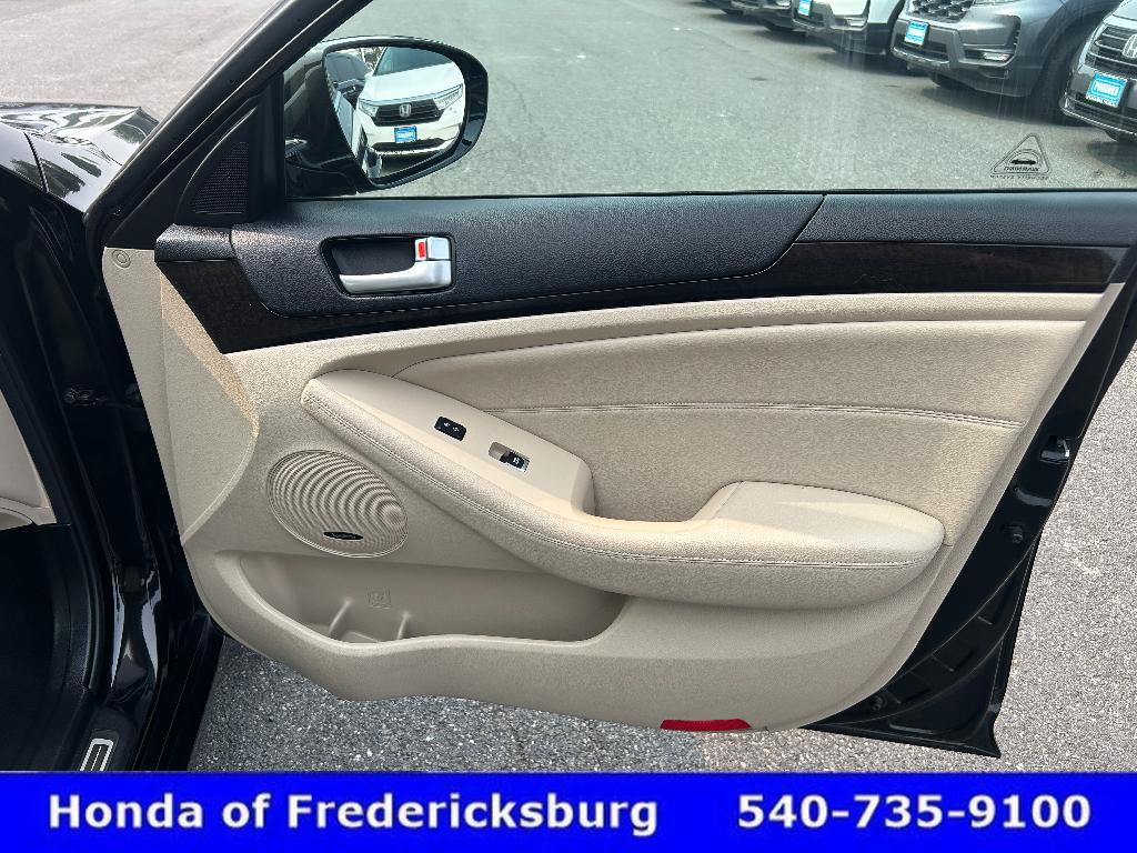 Used 2015 Kia Cadenza Premium w/ Technology Package FWD image 13