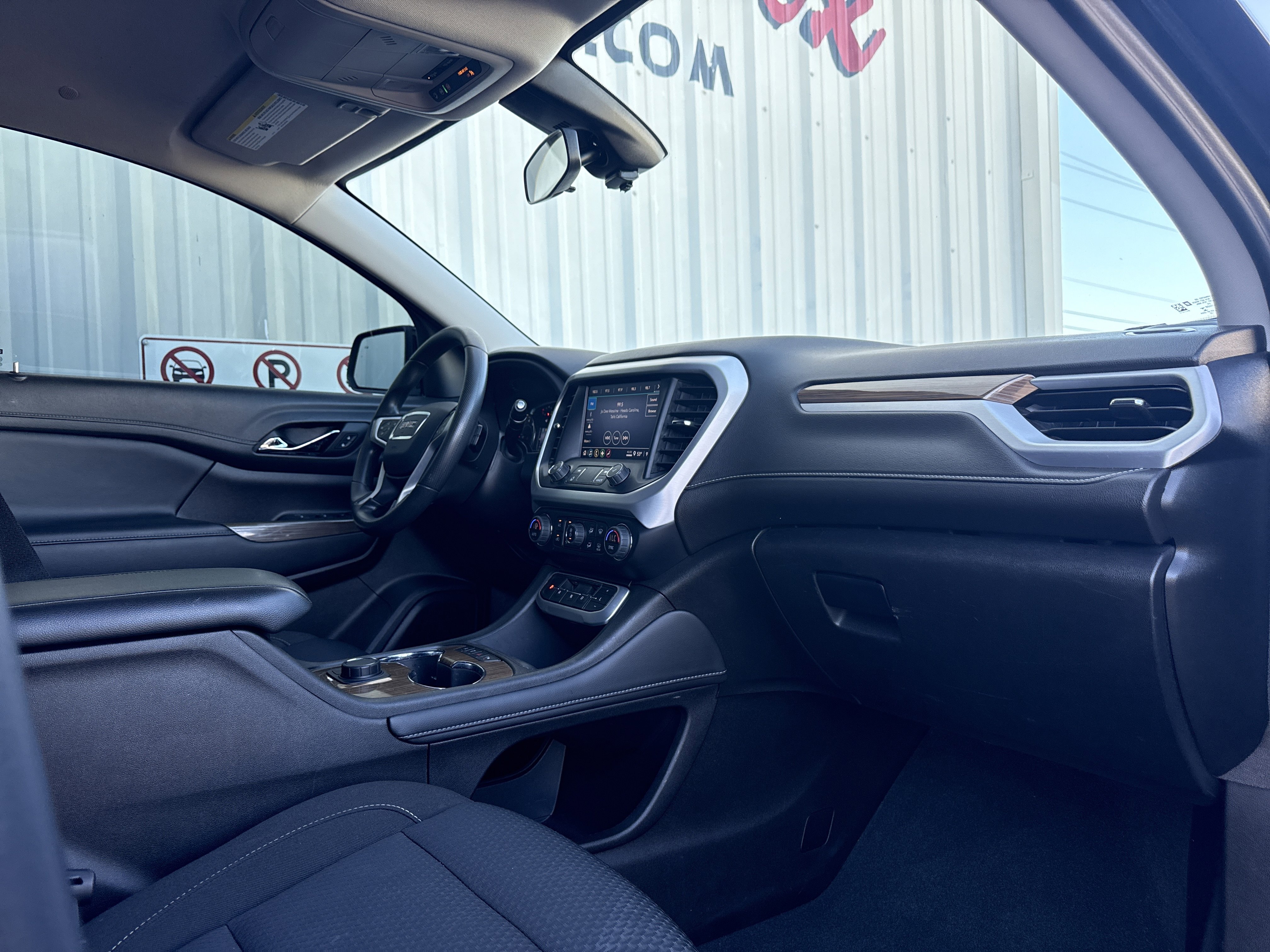 Used 2023 GMC Acadia SLE image 28