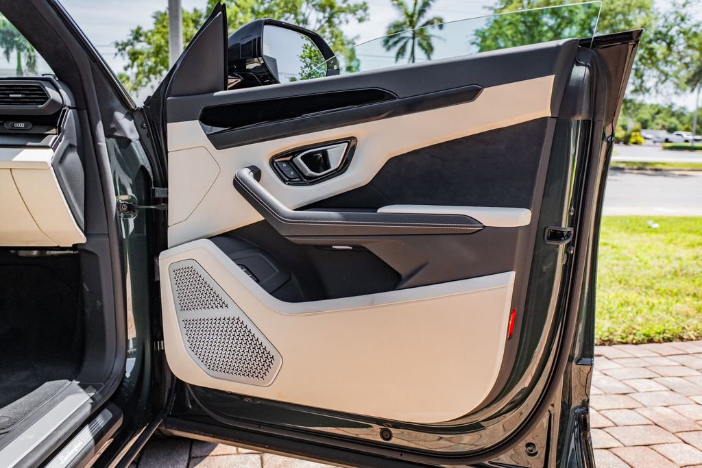 Used 2024 Lamborghini Urus S AWD/4WD image 32