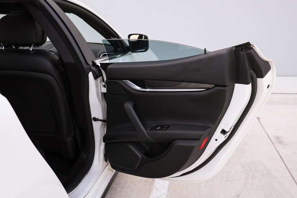 Used 2015 Maserati Ghibli RWD image 26