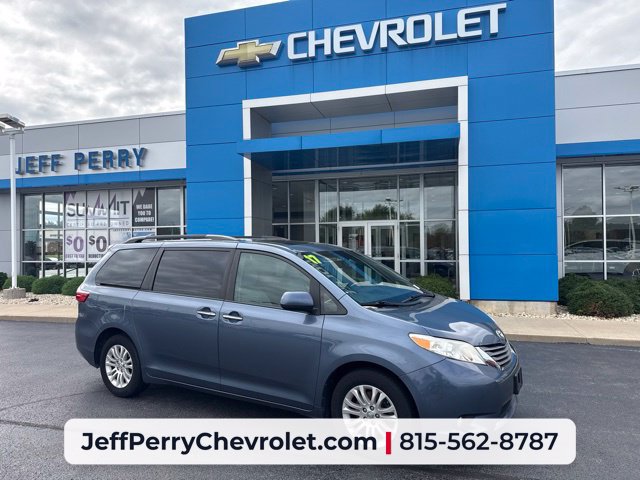Used 2017 Toyota Sienna XLE w/ XLE Navigation Package FWD image 1