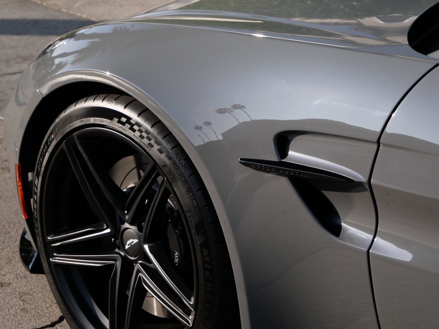 Used 2025 Aston Martin V8 Vantage Coupe RWD image 9
