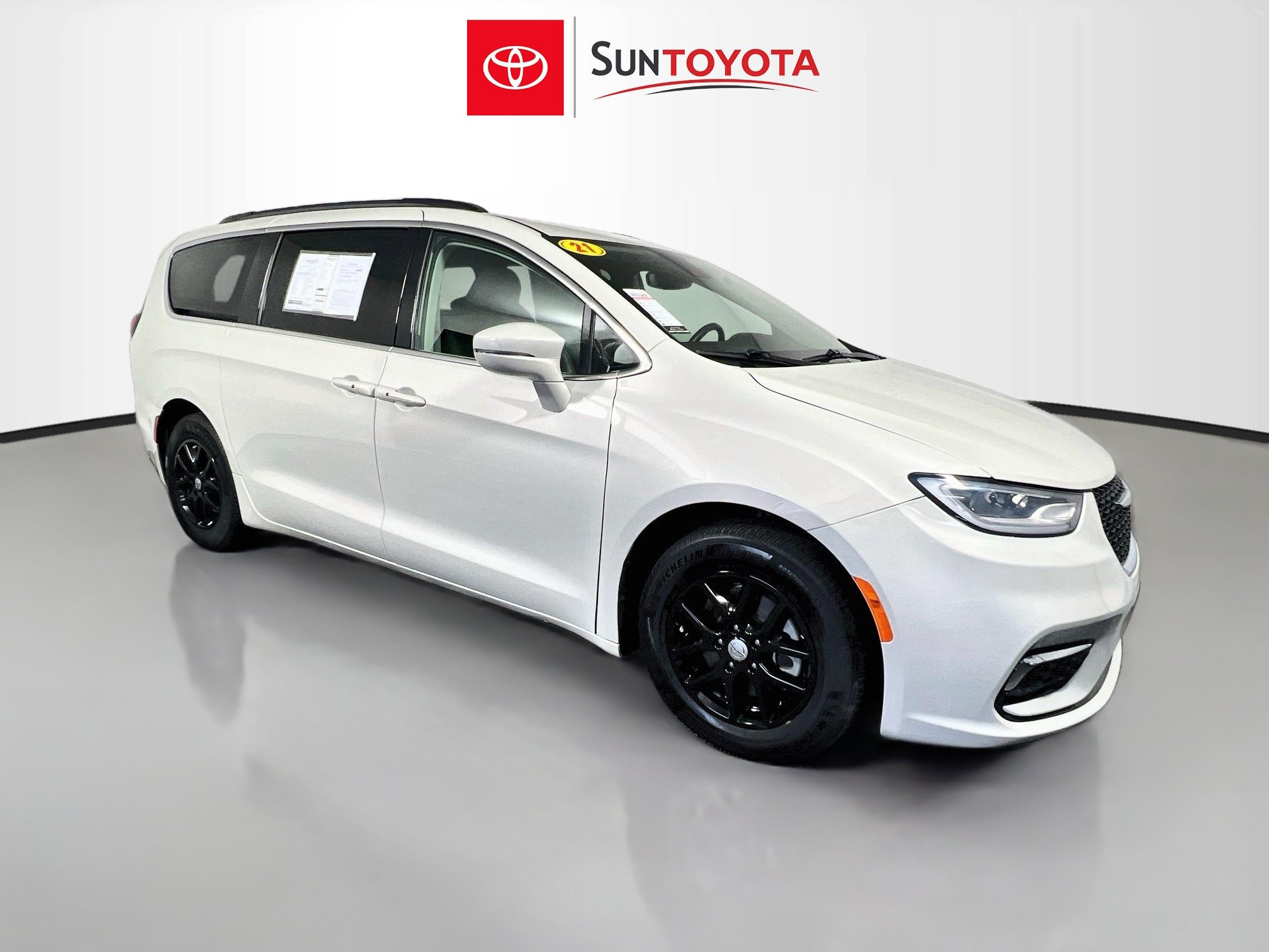 Used 2021 Chrysler Pacifica Touring FWD image 1