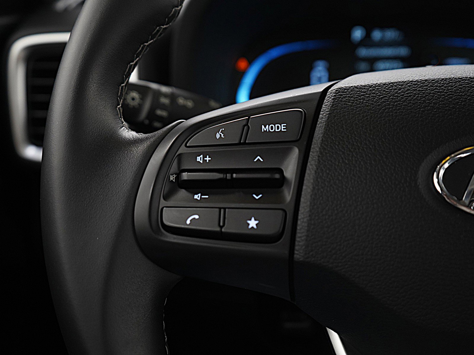 Certified 2025 Hyundai Venue SEL image 24