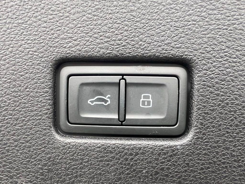 Used 2022 Audi Q8 Premium image 24