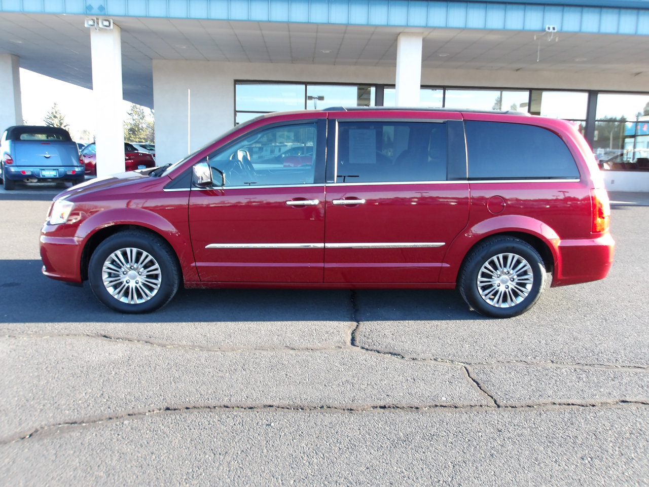 Used 2013 Chrysler Town & Country Touring-L w/ Entertainment Group #2 image 3