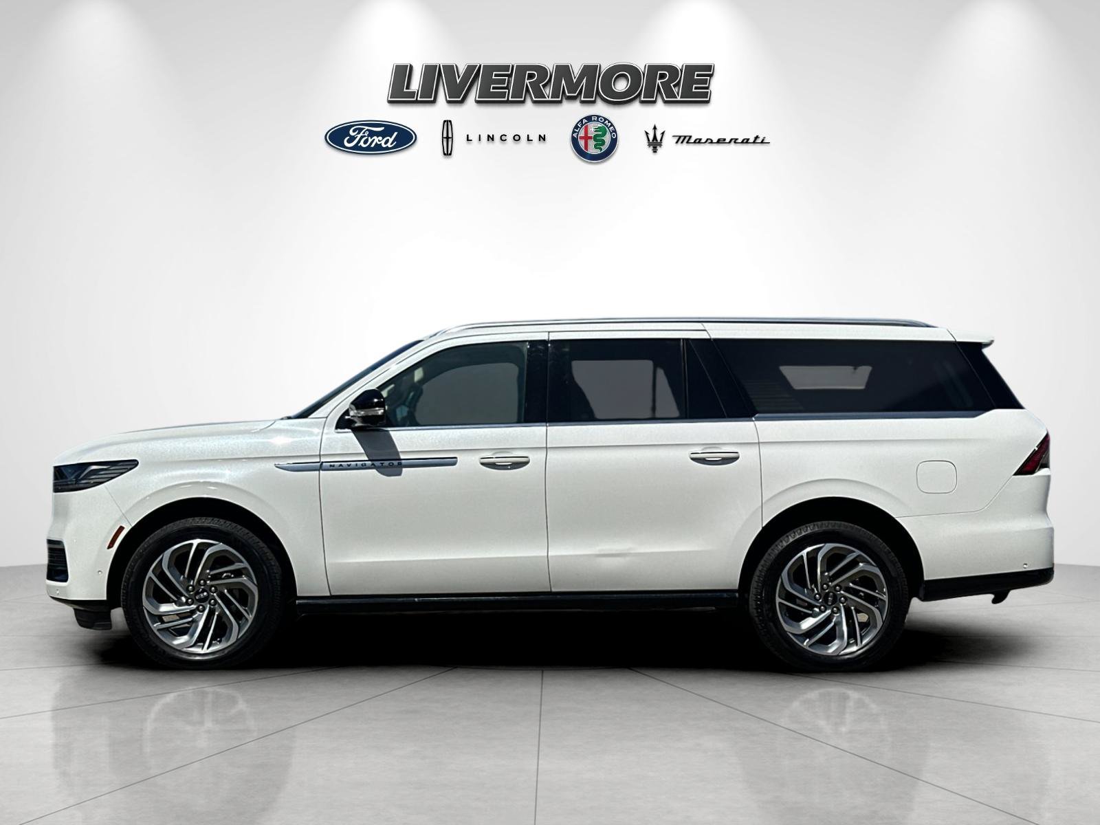 Certified 2025 Lincoln Navigator L Reserve AWD/4WD image 6