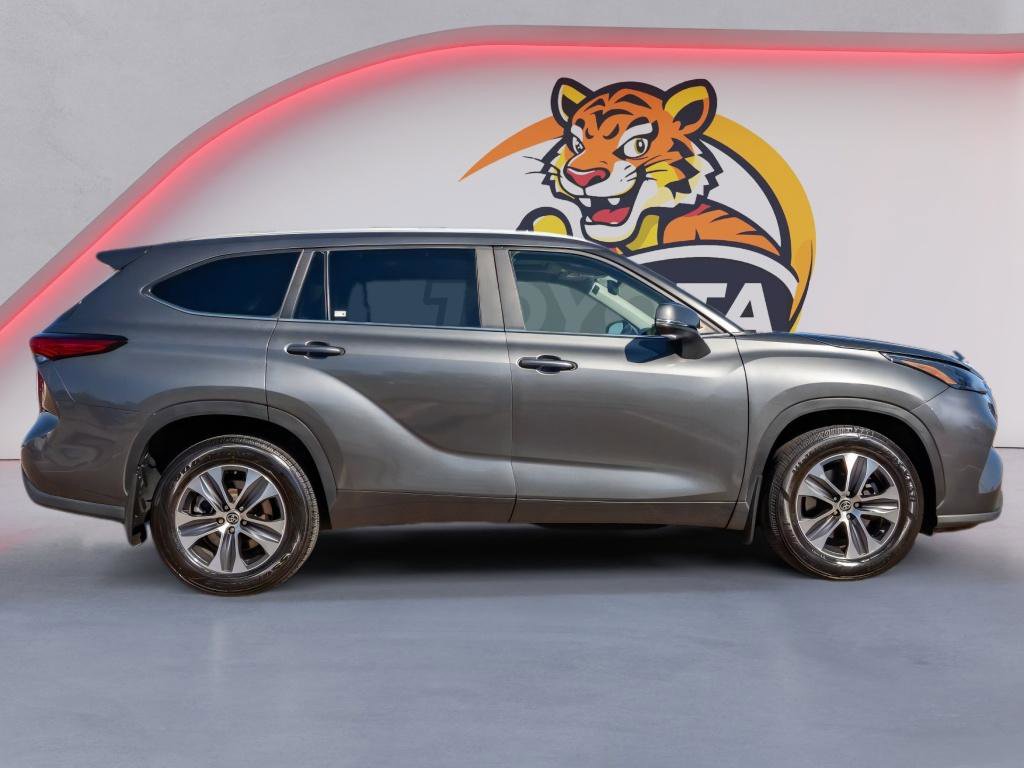 Used 2023 Toyota Highlander XLE image 4
