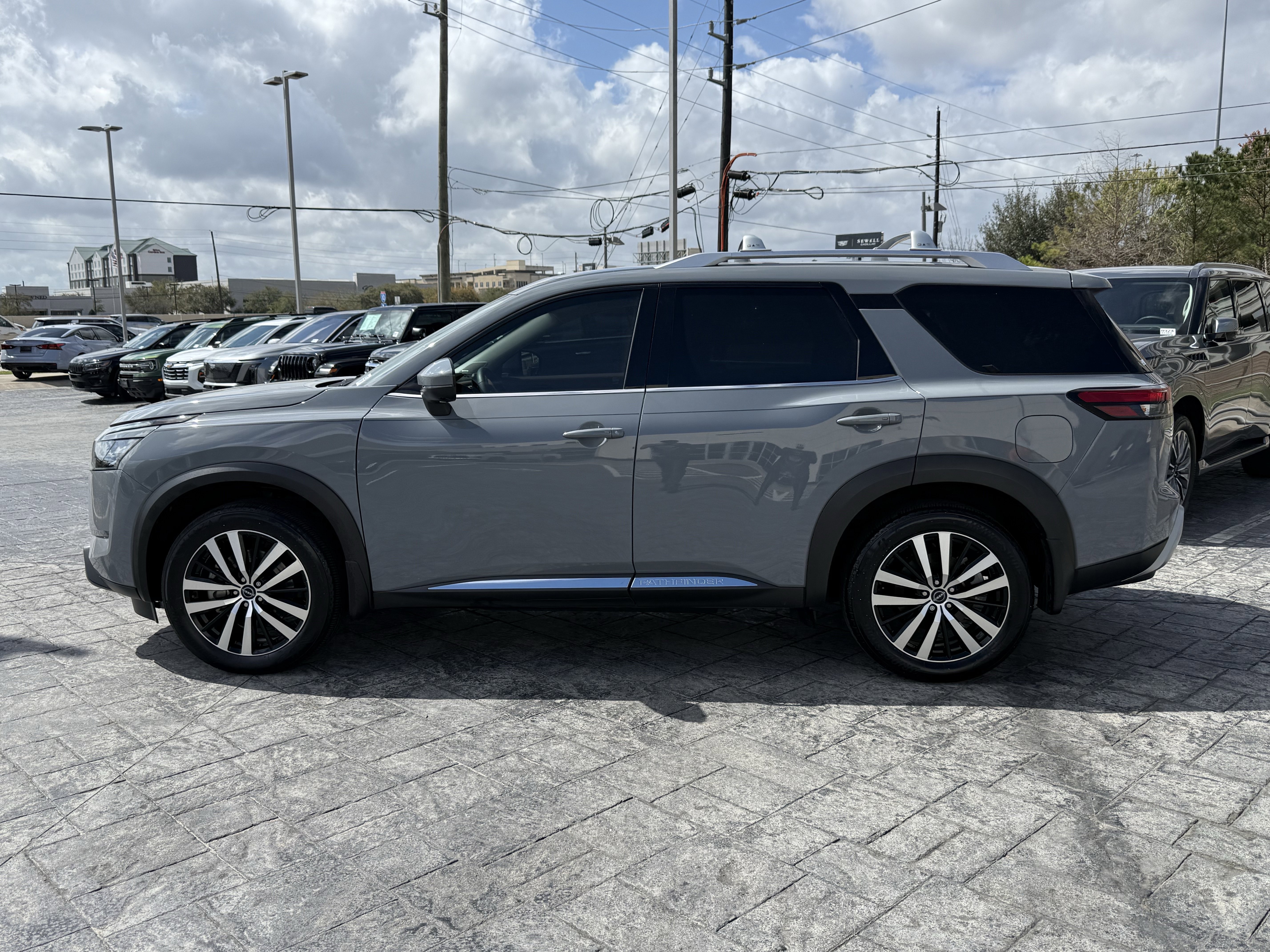 Used 2025 Nissan Pathfinder Platinum w/ Cargo Package image 4