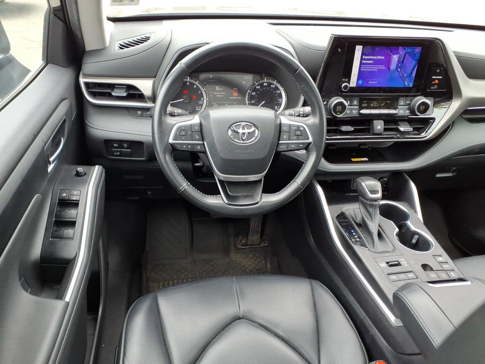 Used 2023 Toyota Highlander XLE AWD/4WD image 9