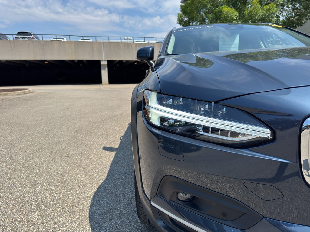 Certified 2025 Volvo V90 B6 Cross Country Plus AWD/4WD image 4