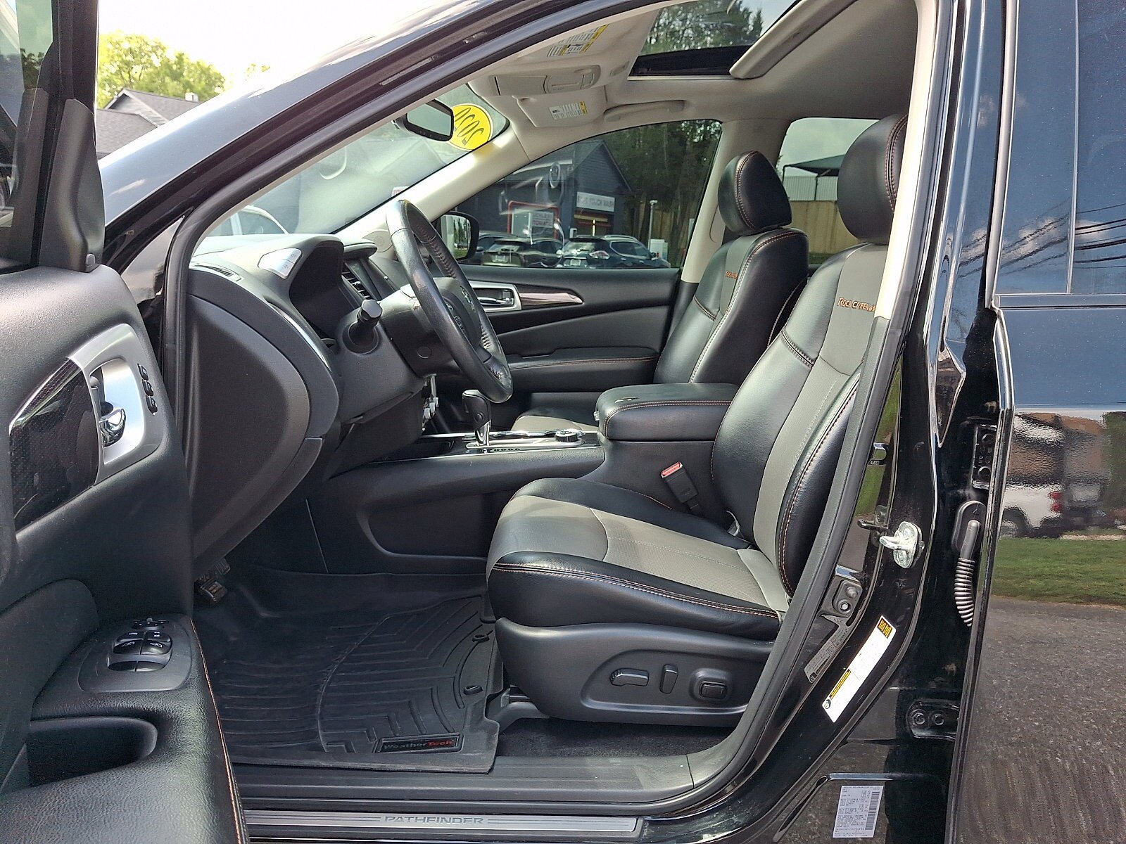 Used 2020 Nissan Pathfinder SL AWD/4WD image 16