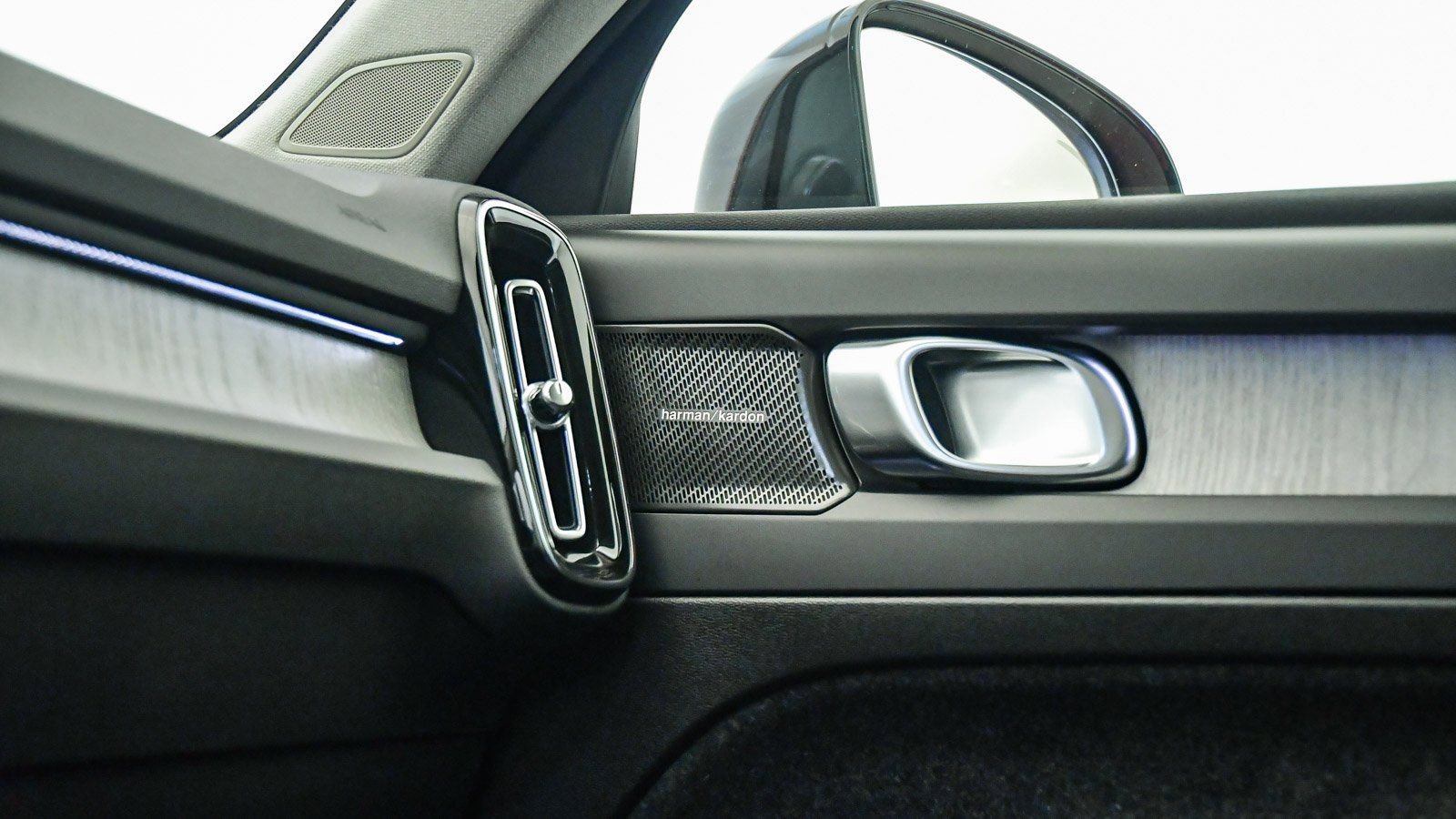 Certified 2025 Volvo XC40 B5 Ultra w/ Climate Package image 24