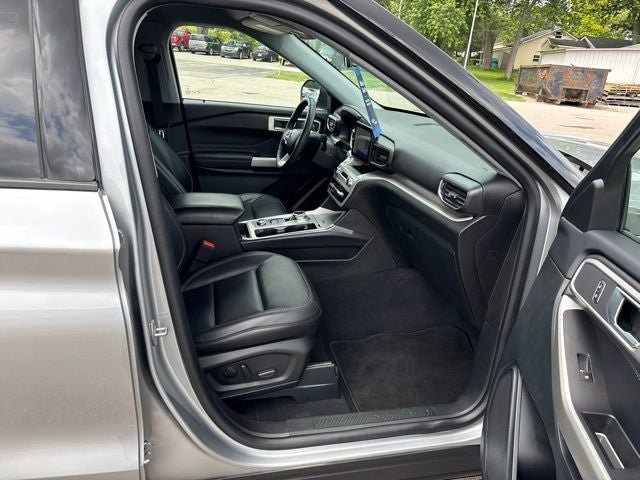 Used 2023 Ford Explorer XLT w/ Equipment Group 202A AWD/4WD image 5