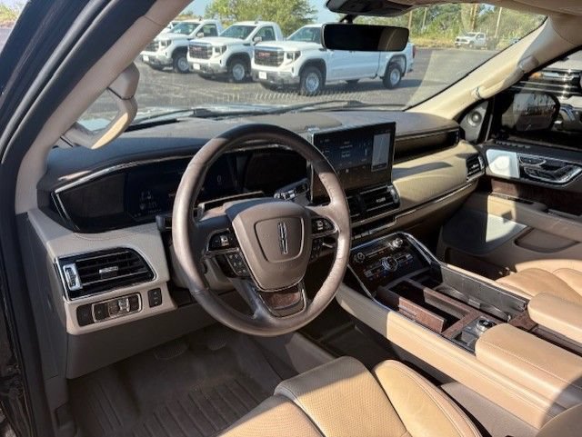 Used 2023 Lincoln Navigator L Reserve AWD/4WD image 9