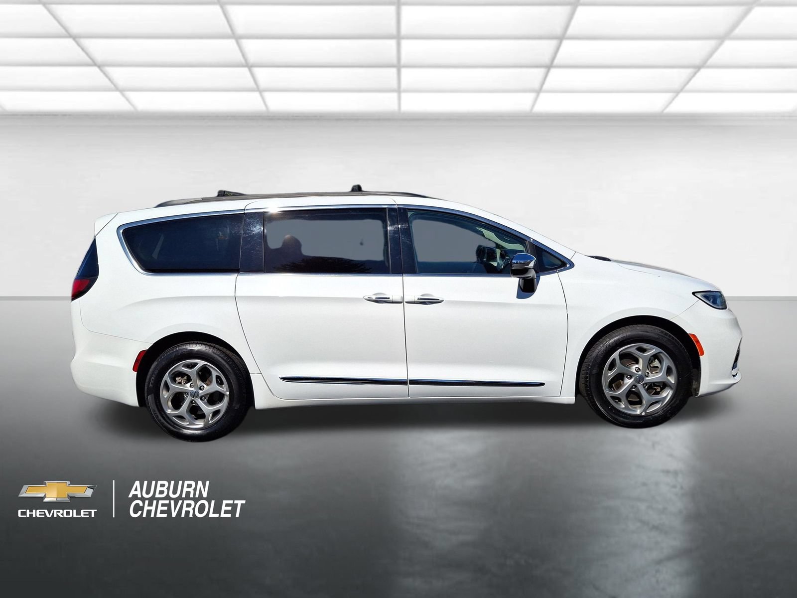 Used 2023 Chrysler Pacifica Limited FWD image 2