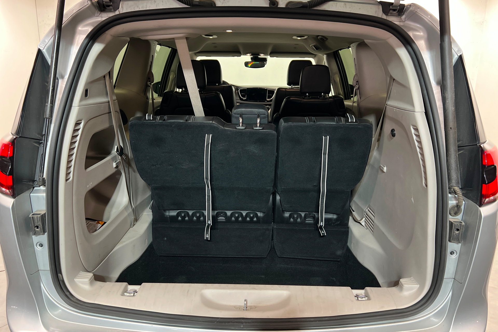Used 2024 Chrysler Pacifica Touring-L FWD image 22