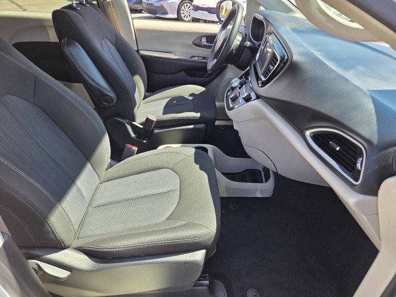 Used 2022 Chrysler Voyager LX FWD image 17