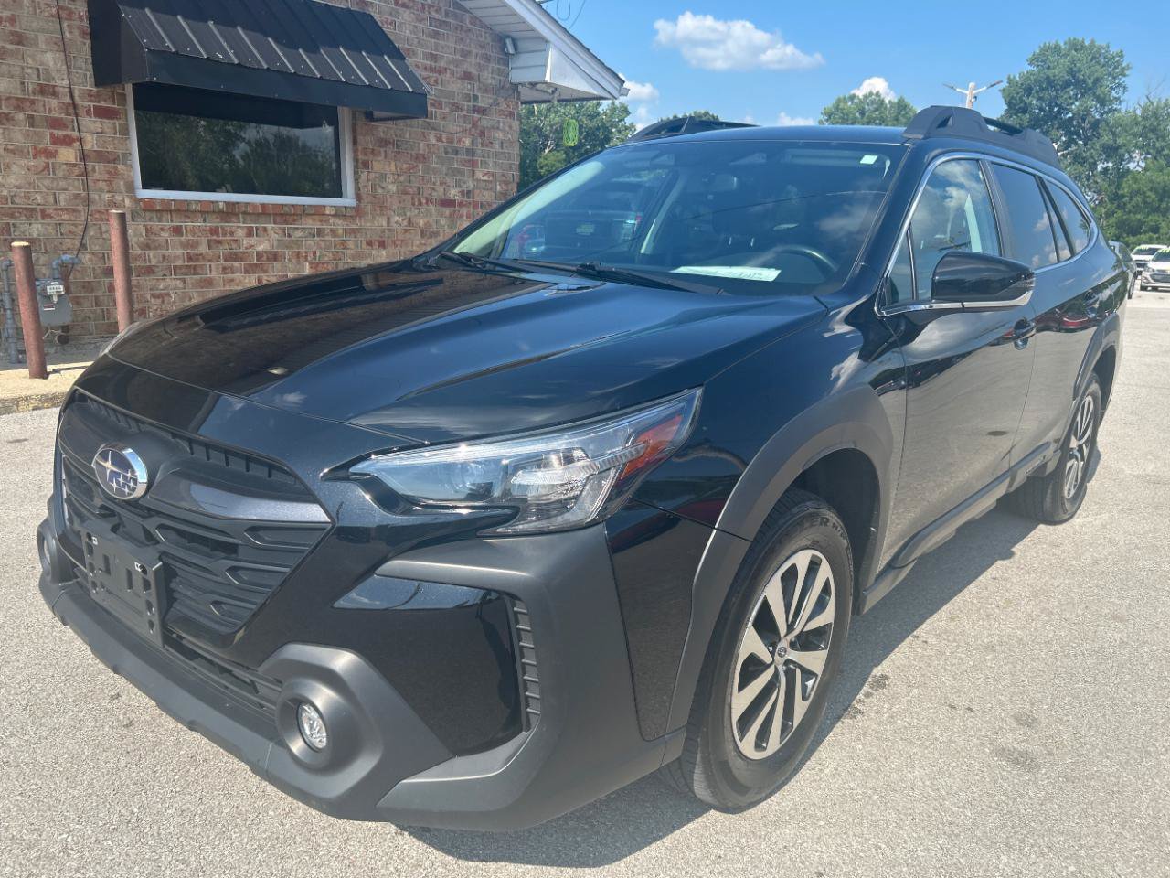 Used 2024 Subaru Outback Premium AWD/4WD image 1