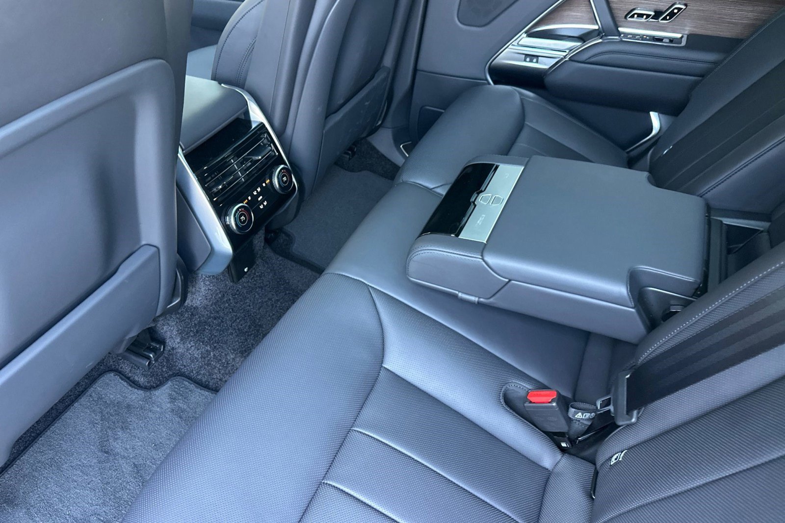 New 2026 Land Rover Range Rover Long Wheelbase SE image 15