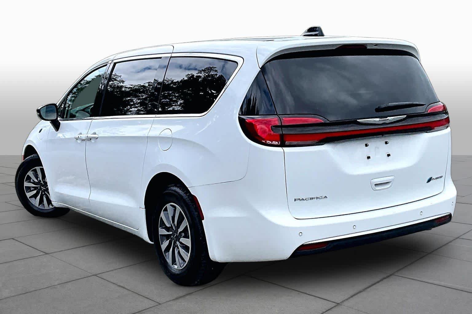 Used 2024 Chrysler Pacifica Limited FWD image 12