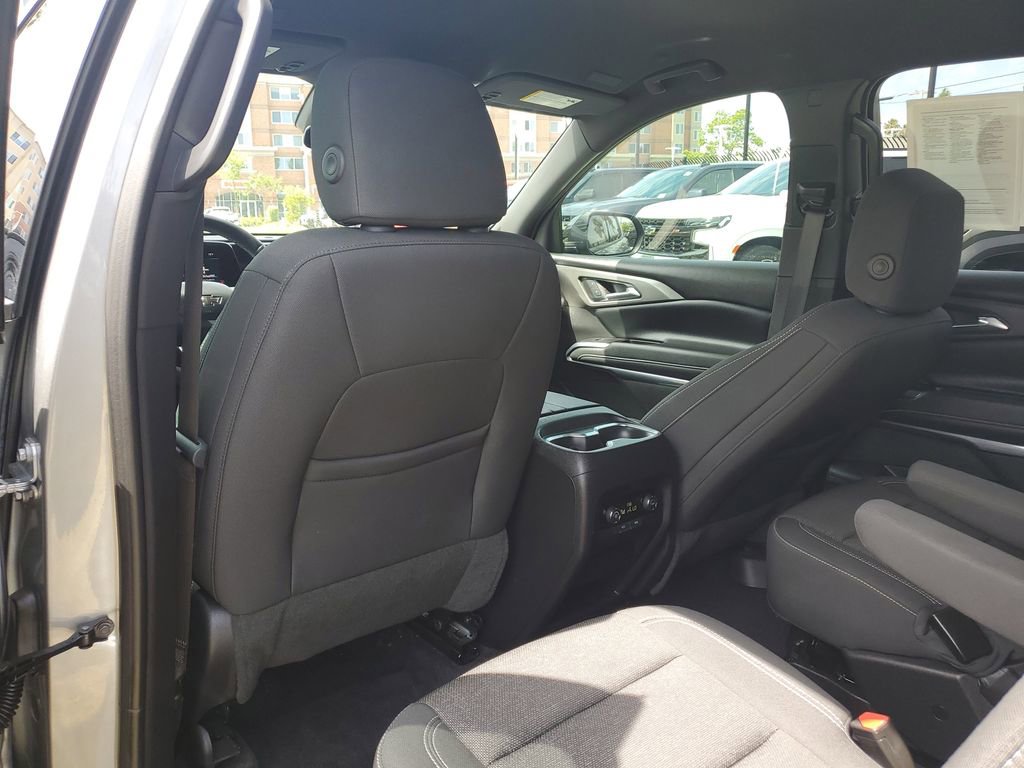 Used 2025 Chevrolet Traverse LT w/ Midnight/Sport Edition image 16
