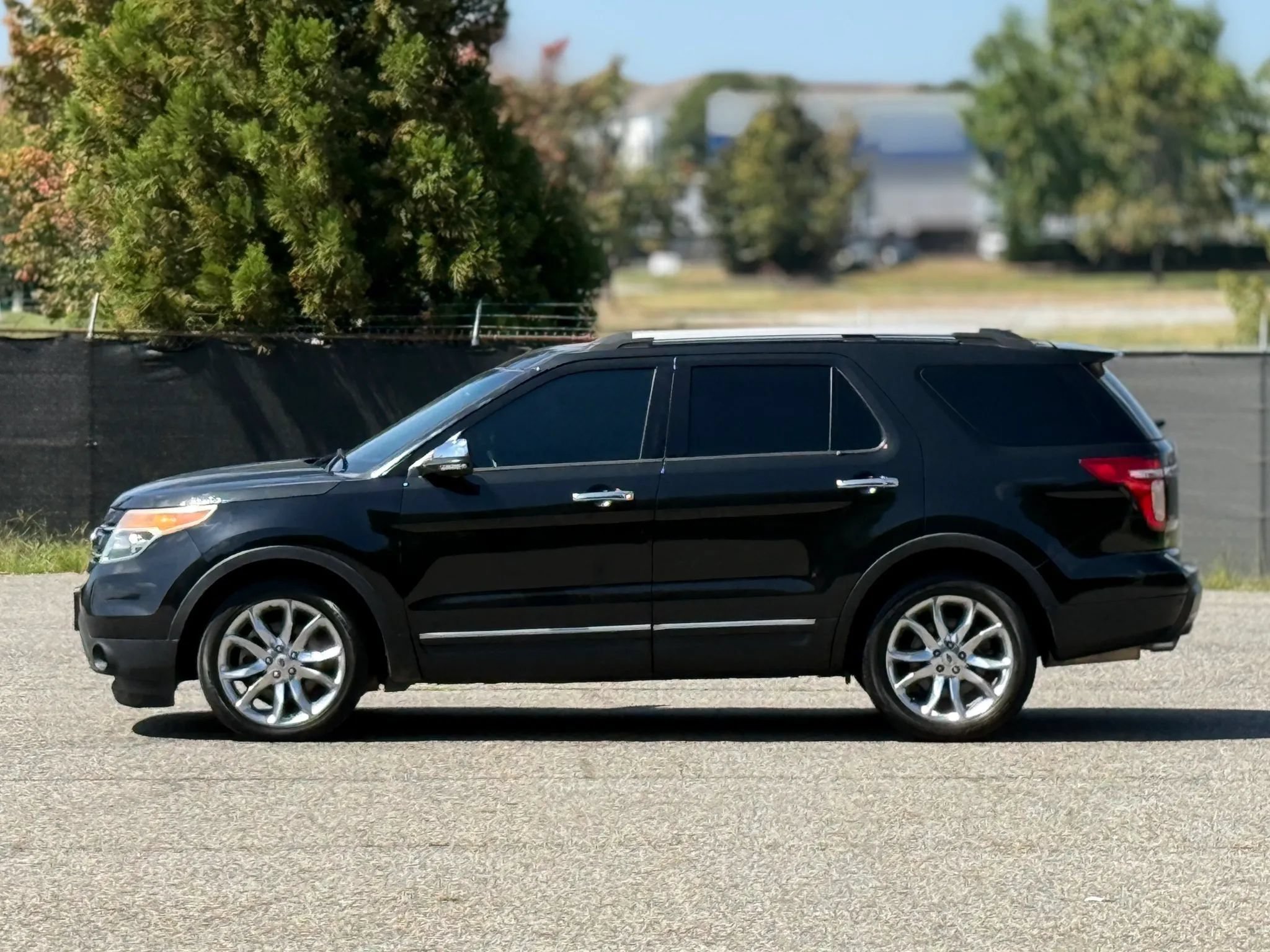 Used 2015 Ford Explorer XLT w/ Equipment Group 202B FWD image 7