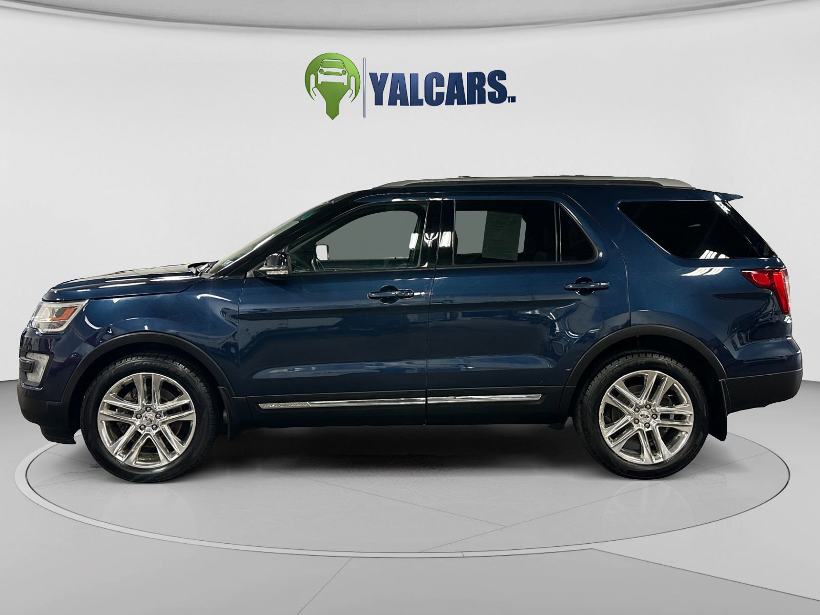 Used 2016 Ford Explorer XLT w/ Equipment Group 202A AWD/4WD image 2