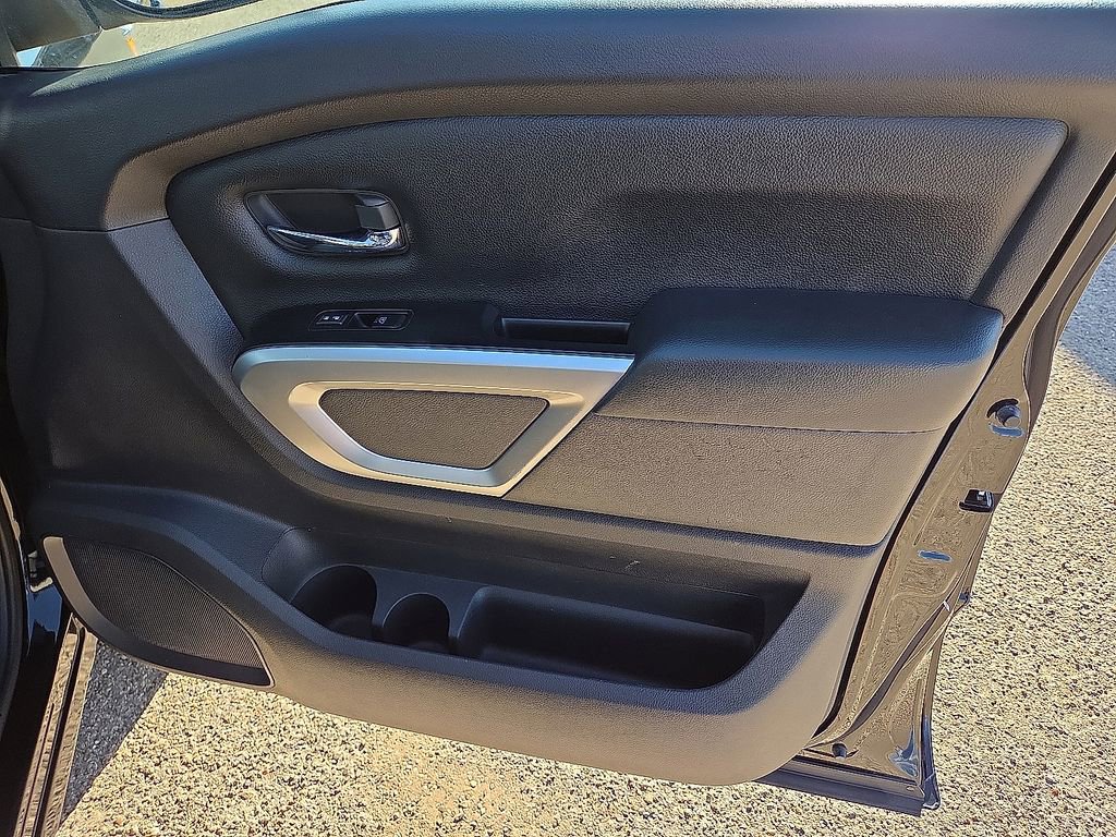 Used 2023 Nissan Titan SV image 15