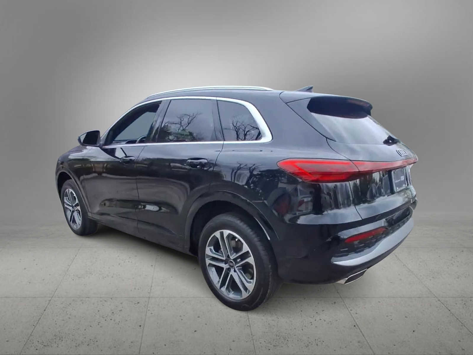 Certified 2025 Audi Q5 Premium w/ 19" Wheel Package AWD/4WD image 6