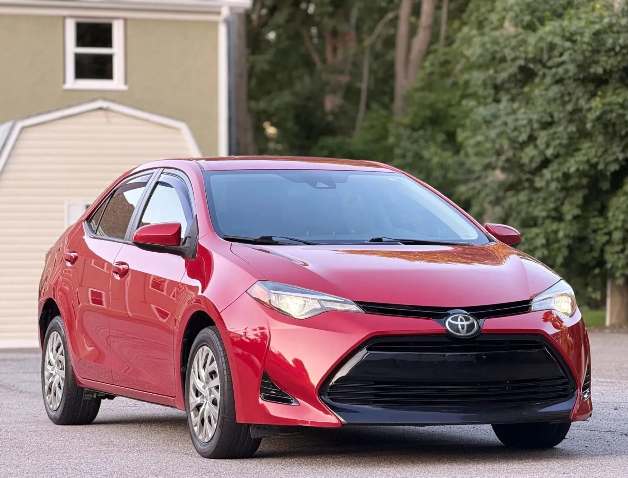 Used 2018 Toyota Corolla LE w/ Carpet Mat Package (TMS) FWD image 2