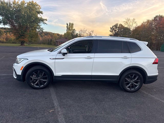 Used 2023 Volkswagen Tiguan SE AWD/4WD image 2