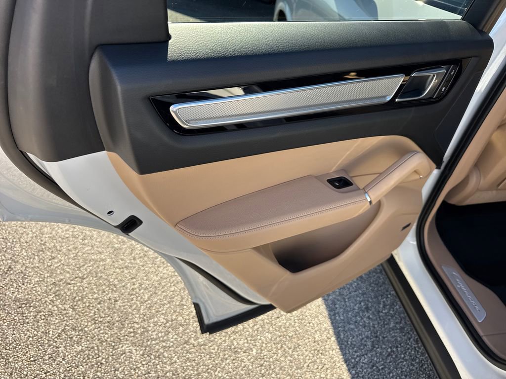 Used 2023 Porsche Cayenne Platinum Edition image 21