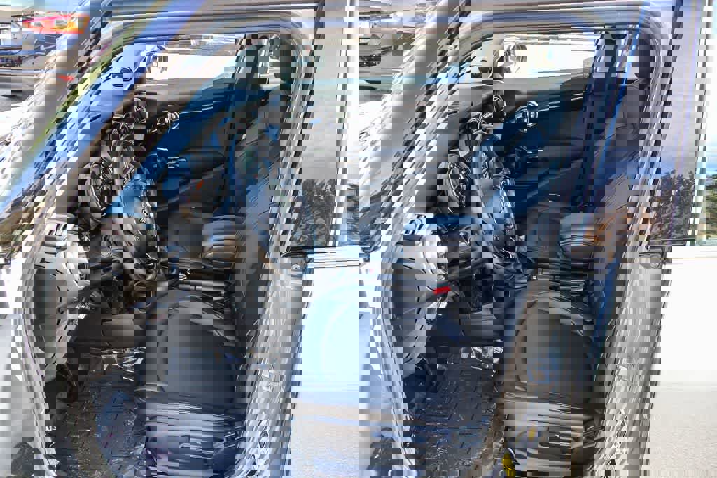 Used 2019 MINI Cooper 4-Door Hardtop w/ Premium Package image 15